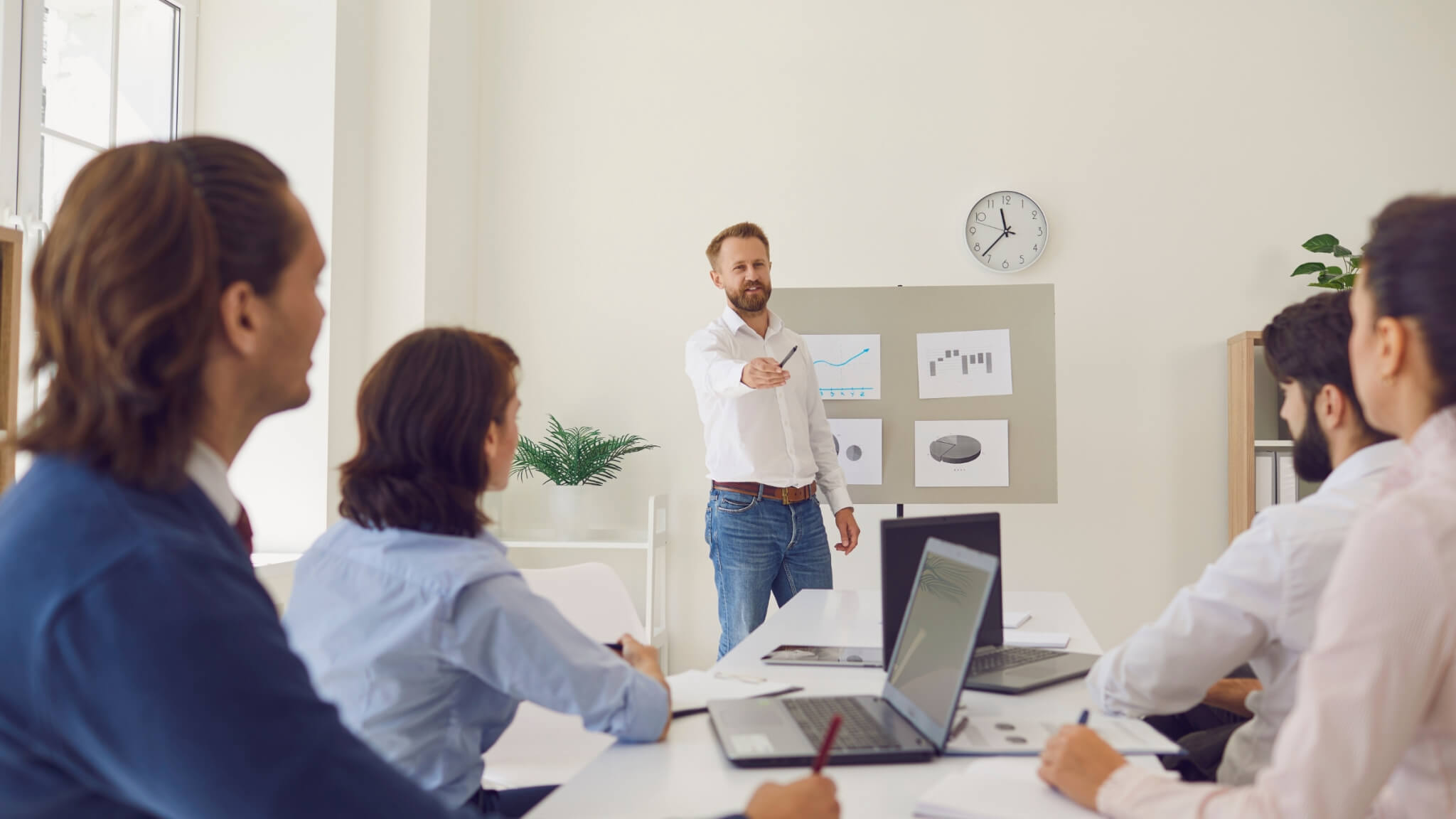 How to Run Sales Team Meetings (According to the Experts)