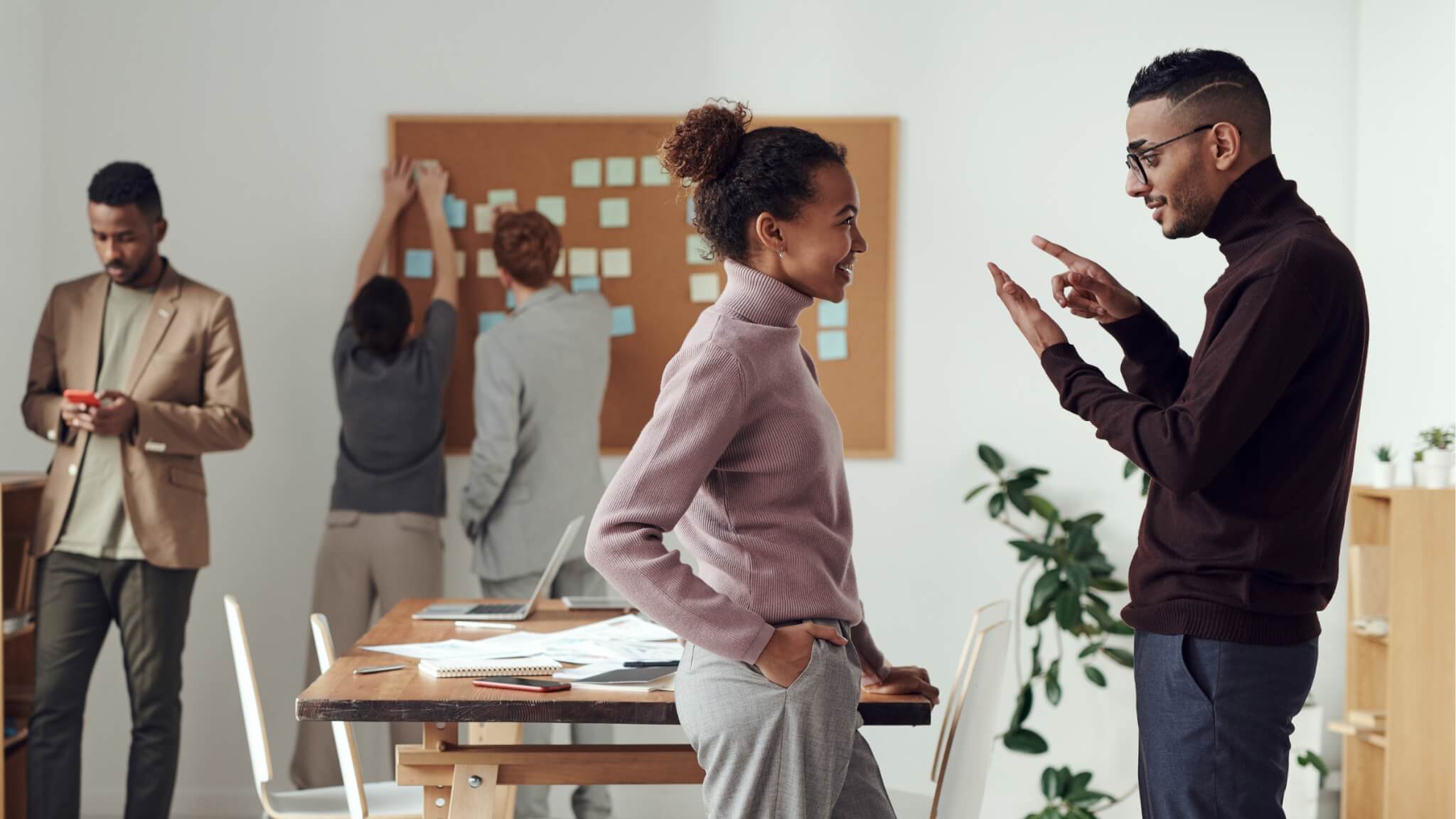 How to Small Talk: Tips and Conversation Starters